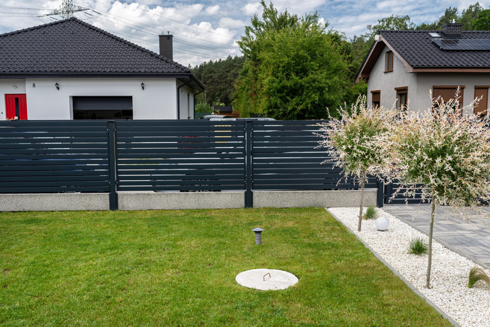 garden with a modern fence designs
